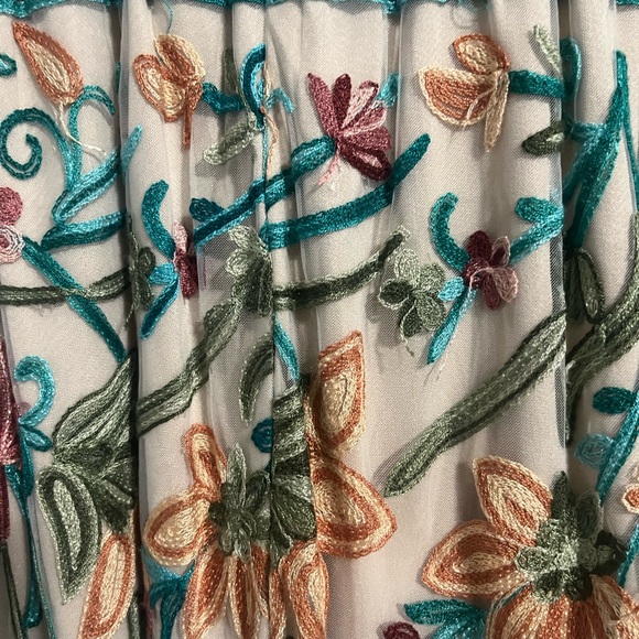 Selfie Leslie Floral Embroidered V-Neck Romper ~ Size Large - Picture 4 of 7